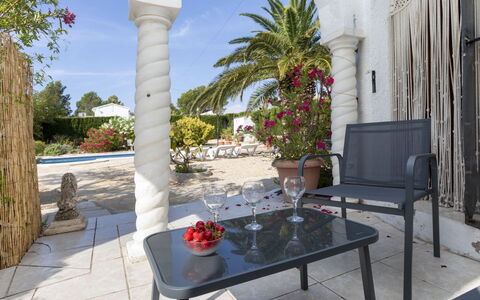 Villa Barcelona: Acqua, Cielo, Nube, Costruzione, Piscina, Blu, Azzurro, Mobili Da Esterno, Tempo Libero, Pianta