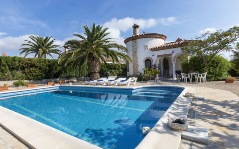 Villa Barcelona: Acqua, Cielo, Nube, Costruzione, Piscina, Blu, Azzurro, Mobili Da Esterno, Tempo Libero, Pianta