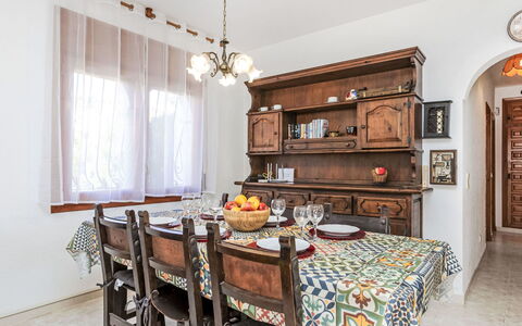 Villa Barcelona: Tavolo, Mobilia, Proprietà, Cabinetry, Costruzione, Interior Design, Illuminazione, Sedia, Cornice, Legna