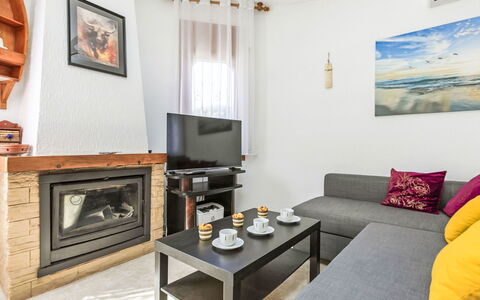 Villa Barcelona: Cornice, Proprietà, Mobilia, Tavolo, Arancia, Interior Design, Divano, Legna, Soggiorno, Comfort