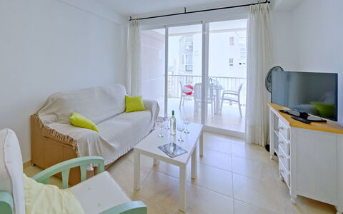 La Luz 12: Mobilia, Proprietà, Cabinetry, Comfort, Finestra, Pavimento, Porta, Sedia, Tavolo, Immobiliare