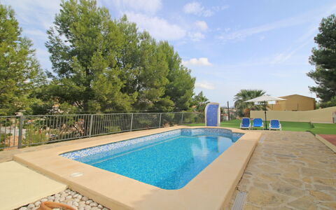 Villa Sandra: Cielo, Costruzione, Nube, Acqua, Finestra, Auto, Veicolo, Condominio, Urban Design, Shade