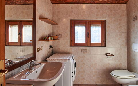 Il Crotto: Marrone, Idraulico Fixture, Rubinetto, Proprietà, Lavello, Finestra, Bagno, Legna, Mobiletto Del Bagno, Interior Design