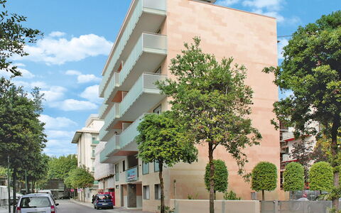 Lignano Sabbiadoro 639: Acqua, Pianta, Cielo, Costruzione, Piscina, Albero, Azzurro, Finestra, Immobiliare, Tempo Libero
