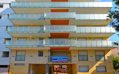 Lignano Sabbiadoro 639: Acqua, Pianta, Cielo, Costruzione, Piscina, Albero, Azzurro, Finestra, Immobiliare, Tempo Libero