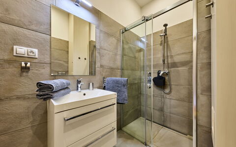 Pec Pod Snezkou 349: Idraulico Fixture, Doccia Porta, Proprietà, Rubinetto, Specchio, Soffione Doccia, Bagno, Doccia, Mobiletto Del Bagno