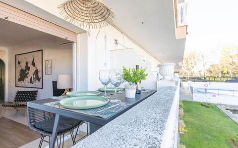 Marisa: Acqua, Pianta, Cielo, Costruzione, Piscina, Albero, Azzurro, Finestra, Immobiliare, Tempo Libero