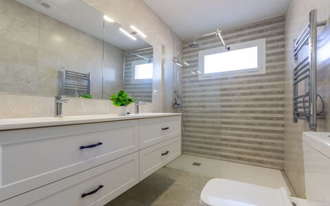 Indasol: Specchio, Idraulico Fixture, Rubinetto, Cabinetry, Bagno, Costruzione, Soffione Doccia, Interior Design, Pianta