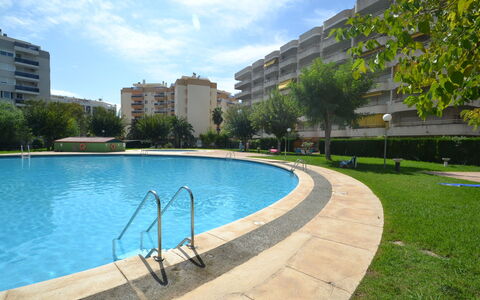 Salourhin: Acqua, Pianta, Cielo, Costruzione, Piscina, Albero, Azzurro, Finestra, Immobiliare, Tempo Libero