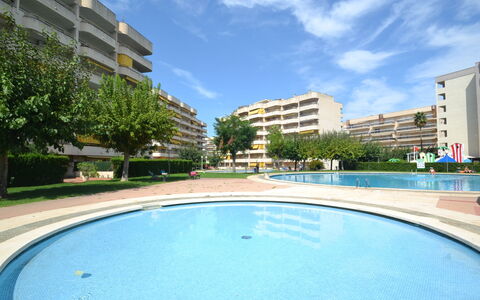 Salourhin: Acqua, Pianta, Cielo, Costruzione, Piscina, Albero, Azzurro, Finestra, Immobiliare, Tempo Libero