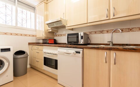 Sol España: Cabinetry, Controsoffitto, Proprietà, Cucina Stufa, Elettrodomestico Da Cucina, Finestra, Cucina, Legna, Piano Cottura, Elettrodomestico