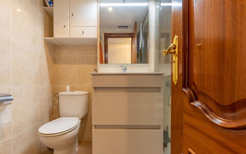 Sol España: Specchio, Cabinetry, Proprietà, Rubinetto, Idraulico Fixture, Lavandino Del Bagno, Toilet Seat, Lavello, Bagno, Mobiletto Del Bagno