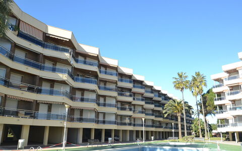 Sol España: Costruzione, Cielo, Proprietà, Acqua, Pianta, Finestra, Azzurro, Piscina, Albero, Condominio