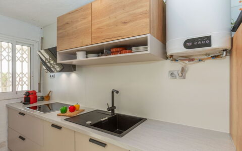 Miami Palace: Elettrodomestico Da Cucina, Cucina, Controsoffitto, Cabinetry, Interior Design, Apparecchio Major, Lavandino Della Cucina, Mobilia, Elettrodomestico, Legna
