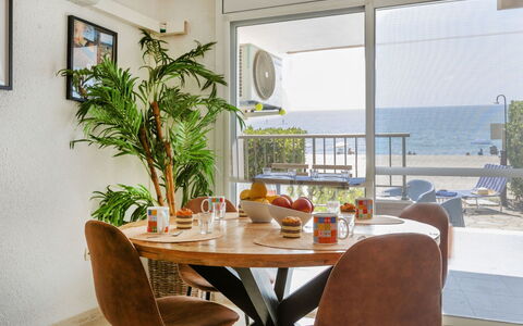 Miami Palace: Mobilia, Tavolo, Legna, Sedia, Interior Design, Cucina & Sala Da Pranzo Tavolo, Pavimento, Vaso Di Fiori, Sala Da Pranzo, Pianta Della Casa