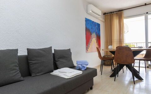 Miami Palace: Mobilia, Divano, Comfort, Tavolo, Interior Design, Legna, Pavimentazione, Pavimento, Shade, Soggiorno