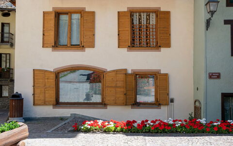 Casa Nota e Minichin: Acqua, Pianta, Cielo, Costruzione, Piscina, Albero, Azzurro, Finestra, Immobiliare, Tempo Libero