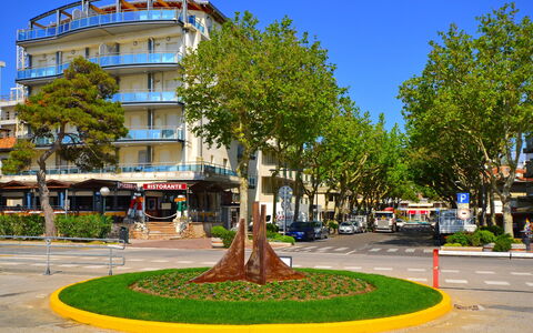 Lignano Sabbiadoro 687: Acqua, Pianta, Cielo, Costruzione, Piscina, Albero, Azzurro, Finestra, Immobiliare, Tempo Libero
