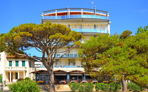 Lignano Sabbiadoro 687: Acqua, Pianta, Cielo, Costruzione, Piscina, Albero, Azzurro, Finestra, Immobiliare, Tempo Libero
