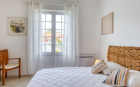 Soulac 628: Mobilia, Proprietà, Finestra, Comfort, Legna, Giallo, Tessile, Porta, Interior Design, Sedia