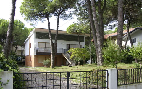 Lignano Pineta 678: Cielo, Nube, Neve, Costruzione, Montagna, Pendenza, Finestra, Casa, Legna, Urban Design