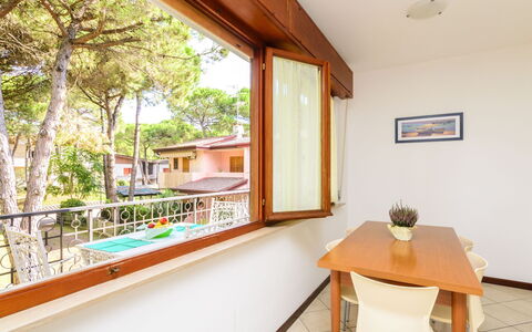 Lignano Pineta 678: Tavolo, Proprietà, Costruzione, Cielo, Finestra, Legna, Interior Design, Nube, Illuminazione, Mobili Da Esterno