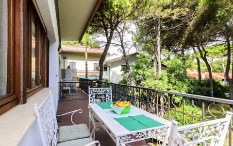 Lignano Pineta 678: Tavolo, Proprietà, Costruzione, Cielo, Finestra, Legna, Interior Design, Nube, Illuminazione, Mobili Da Esterno