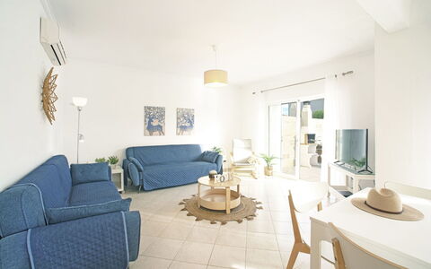 Inês: Mobilia, Proprietà, Tavolo, Divano, Finestra, Interior Design, Cornice, Sedia, Pavimento, Pavimentazione