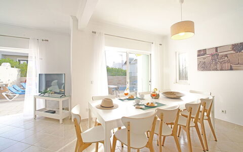 Inês: Tavolo, Mobilia, Proprietà, Sedia, Legna, Illuminazione, Interior Design, Finestra, Shade, Pavimento
