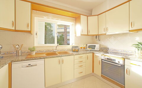 Inês: Cabinetry, Controsoffitto, Lavandino Della Cucina, Lavello, Proprietà, Rubinetto, Costruzione, Cucina Stufa, Cucina, Legna