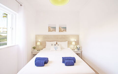 Inês: Mobilia, Costruzione, Azzurro, Finestra, Comfort, Illuminazione, Letto, Interior Design, Cuscino, Legna