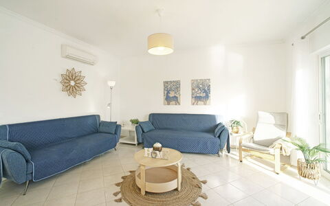 Inês: Mobilia, Divano, Costruzione, Pianta, Finestra, Comfort, Decorazione, Illuminazione, Tavolo, Soggiorno