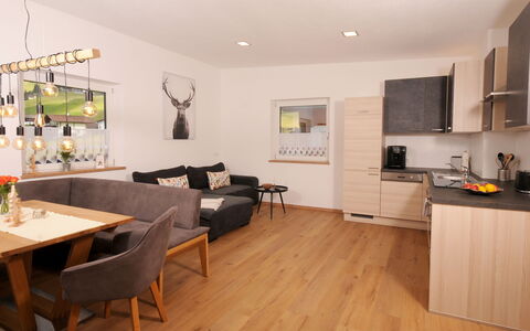 Wanglblick: Proprietà, Mobilia, Tavolo, Interior Design, Divano, Legna, Cabinetry, Illuminazione, Controsoffitto, Pavimentazione