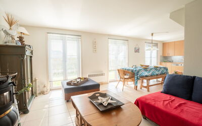 Vissershuis 92 with Parking 990.3: Tavolo, Mobilia, Proprietà, Divano, Legna, Illuminazione, Finestra, Interior Design, Comfort, Soggiorno
