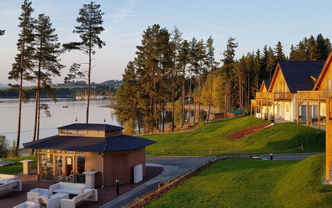 Lakeside Village 6: Cielo, Nube, Pianta, Proprietà, Finestra, Costruzione, Montagna, Highland, Legna, Albero