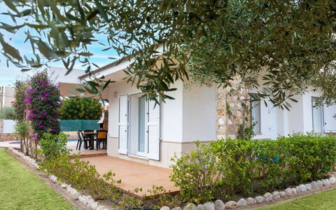 Villa Mar i Cel: Cielo, Nube, Pianta, Proprietà, Finestra, Costruzione, Montagna, Highland, Legna, Albero