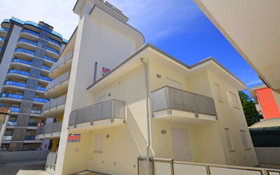 Lignano Sabbiadoro 688: Cielo, Nube, Pianta, Proprietà, Finestra, Costruzione, Montagna, Highland, Legna, Albero