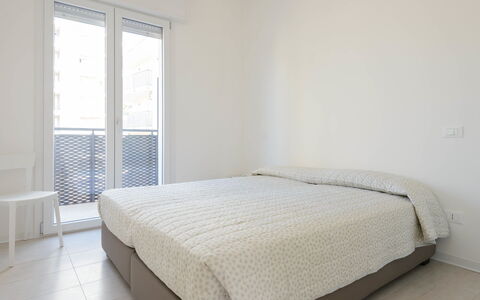 Lignano Sabbiadoro 689: Camera Da Letto, Letto, Interior Design, Pavimento, Lenzuolo, Bedding, Pavimentazione, Camera, Telaio Del Letto, Biancheria