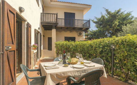 Lampara: Parete, Casa, Balcone, Porta, Shade, Estate, Mobili Da Esterno, Sedia, Cortile, Pianta Della Casa