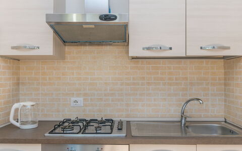 Lampara: Lavandino Della Cucina, Controsoffitto, Bianca, Cabinetry, Rubinetto, Lavello, Cucina, Idraulico Fixture, Cucina Stufa, Illuminazione