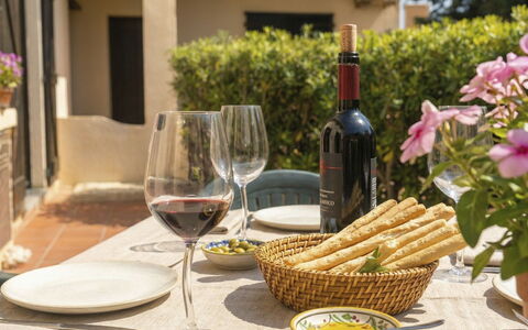 Lampara: Tavola, Cibo, Tavolo, Bicchieri, Serveware, Mobilia, Stemware, Bottiglia, Dishware, Piatto