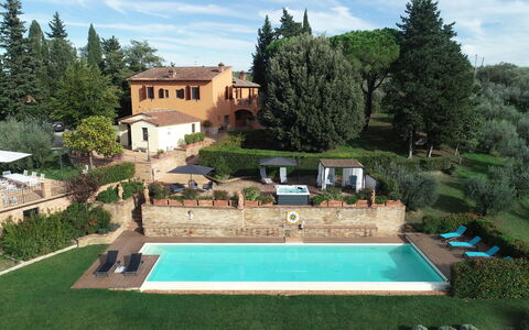 Villa Tresanti: Nube, Pianta, Cielo, Proprietà, Costruzione, Verde, Albero, Acqua, Piscina, Finestra