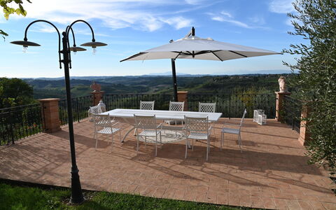 Villa Tresanti: Cielo, Proprietà, Tavolo, Mobilia, Nube, Ombrello, Shade, Tavolo Esterno, Albero, Mobili Da Esterno