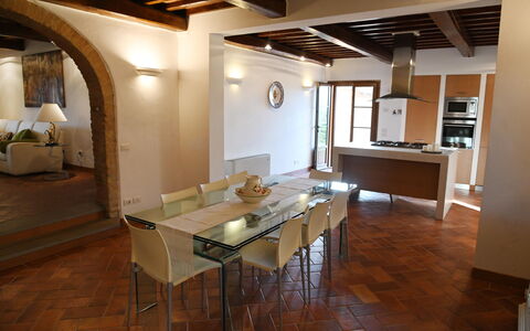 Villa Tresanti: Tavolo, Mobilia, Legna, Interior Design, Architettura, Sedia, Soggiorno, Pavimento, Pavimentazione, Latifoglie