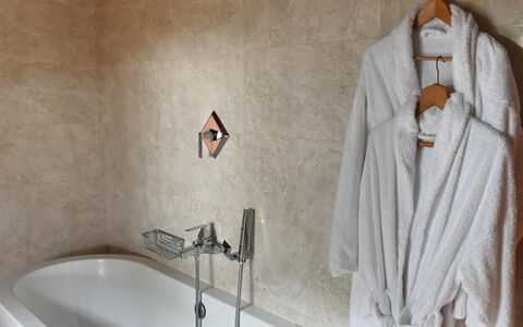 Villa Tresanti: Idraulico Fixture, Vasca Da Bagno, Rubinetto, Bagno, Interior Design, Idraulico, Linea, Parete, Pavimento