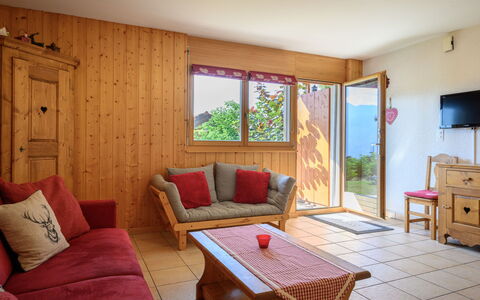 Plein Sud 3: Mobilia, Proprietà, Tavolo, Cabinetry, Legna, Costruzione, Finestra, Interior Design, Pavimentazione