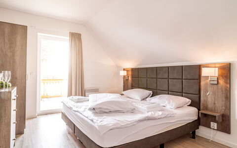 Lakeside Village 18 (+ Sauna): Costruzione, Mobilia, Comfort, Legna, Telaio Del Letto, Tessile, Cabinetry, Casa, Pianta Della Casa, Shade