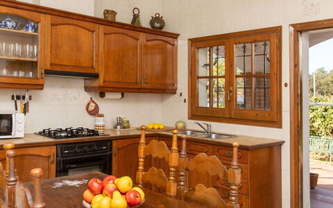 Belloc Ii: Cabinetry, Cibo, Proprietà, Controsoffitto, Legna, Interior Design, Cucina, Cucina Stufa, Tavola, Finestra