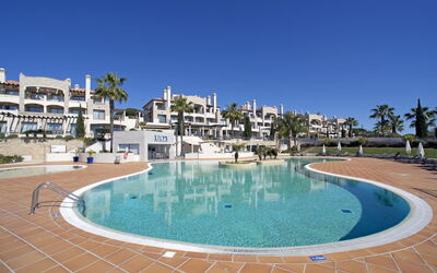 Vilamoura 171: Acqua, Pianta, Costruzione, Cielo, Giorno, Proprietà, Blu, Azzurro, Piscina, Grattacielo