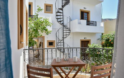 Kapetan Apartments: Pianta, Costruzione, Finestra, Tavolo, Legna, Interior Design, Rettangolo, Mobili Da Esterno, Vaso Di Fiori